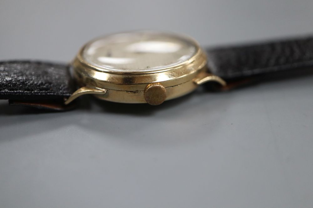 A gentlemans 1950s 9ct gold Majex manual wind wrist watch, on leather strap.